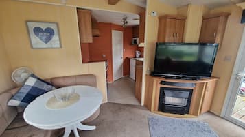 Cabaña | Área de sala de estar | Televisión y chimenea