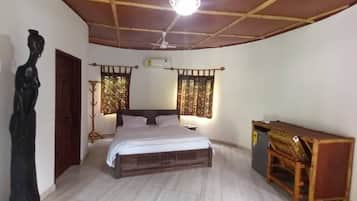 Estudi en suite Deluxe, vistes al jardí | Planxa i posts de planxar i wifi gratuïta