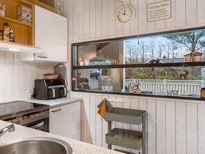 Fridge, cookware/dishes/utensils