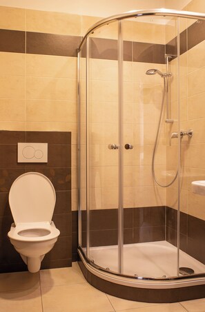 Family Quadruple Room | Bathroom | Shower, hair dryer, towels, soap - Beseda Accomodation (Ceské Budejovice)