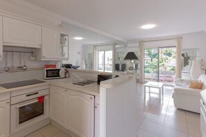 Kochgeschirr/Geschirr/Besteck, Esstisch