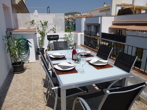 Outdoor dining - Penthouse Apartment in the Heart of Sitges (Sitges)