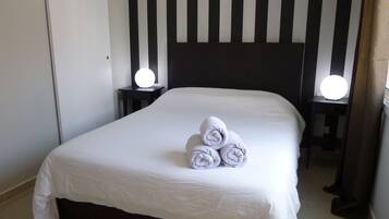 1 slaapkamer, een strijkplank/strijkijzer, gratis wifi, beddengoed