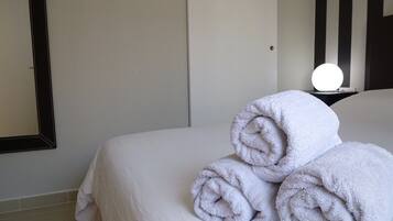 1 dormitorio, tabla de planchar con plancha, wifi gratis y ropa de cama