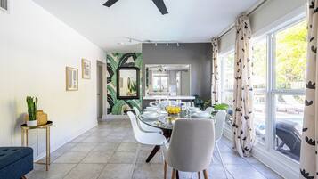 Villa, 6 Bedrooms, Terrace, Garden View | In-room dining