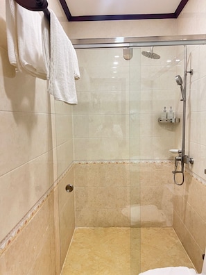 Habitación Deluxe doble, balcón | Baño | Secador de pelo, albornoces, zapatillas y toallas