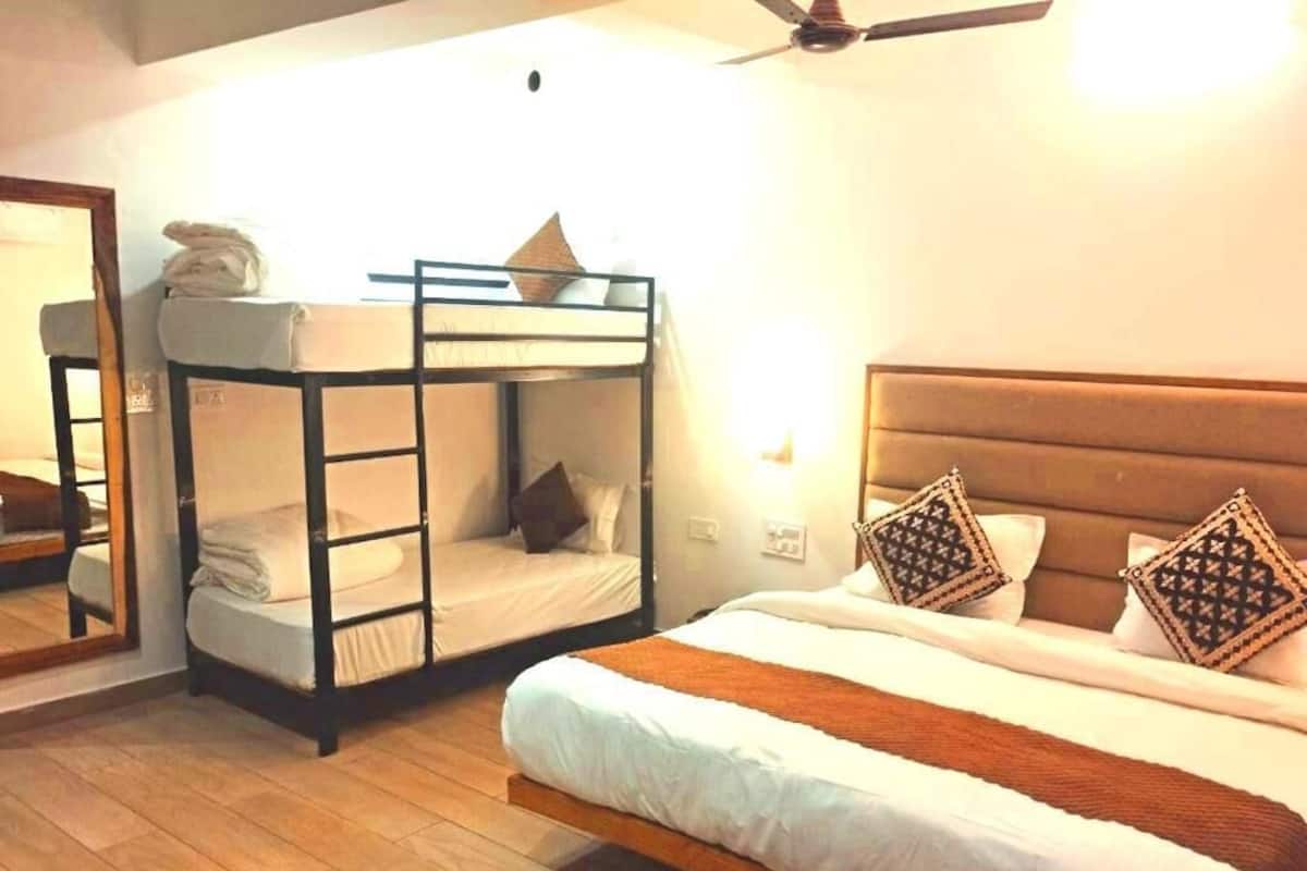 Kamar Keluarga | Meja kerja, ruang kerja ramah laptop, dan setrika/meja setrika