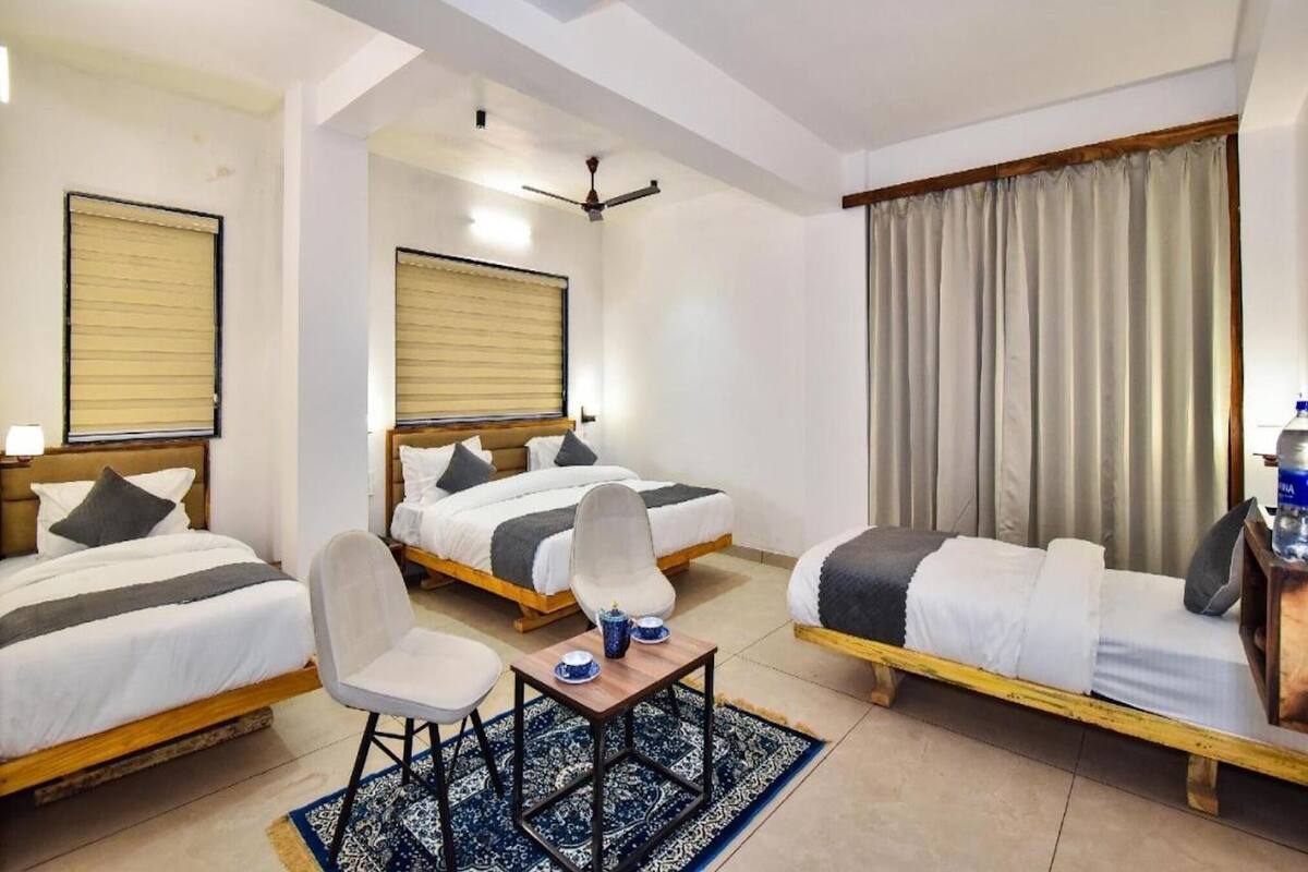 Kamar Quadruple | Meja kerja, ruang kerja ramah laptop, dan setrika/meja setrika