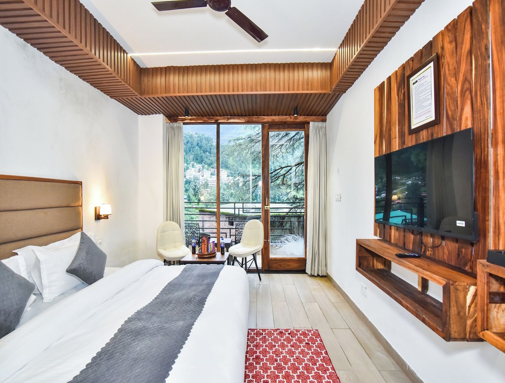 Desk, laptop workspace, iron/ironing board, free WiFi