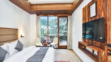 Desk, laptop workspace, iron/ironing board, free WiFi