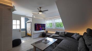 Fernseher, Tischtennisplatte, Bücher