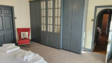 3 室のベッドルーム、WiFi (無料)、ベッドシーツ