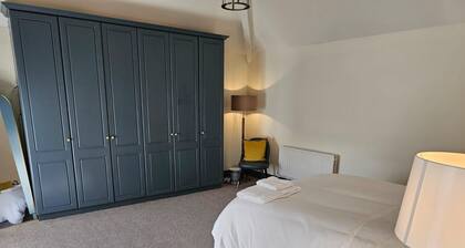 Tranquil Retreat Overlooking The Rock of Cashel