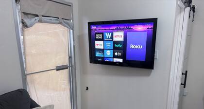 Comfy Studio In Center of Grand Cayman • Close to Beaches, Restaurants & Shops