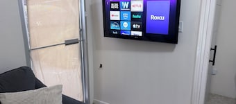 Comfy Studio In Center of Grand Cayman • Close to Beaches, Restaurants & Shops