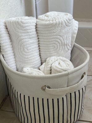 Dusj, håndklær, såpe og toalettpapir