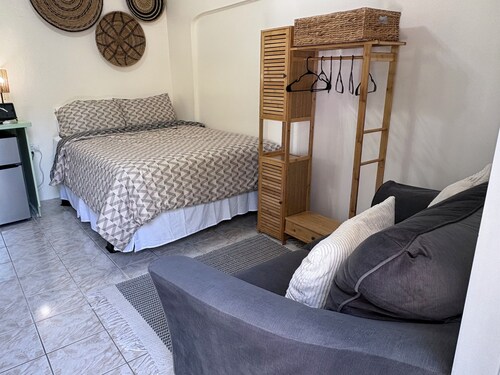 Cozy Island Studio for Two • Central Location • Close to Beaches & Shops