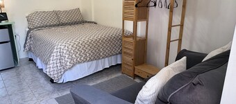 Cozy Island Studio for Two • Central Location • Close to Beaches & Shops