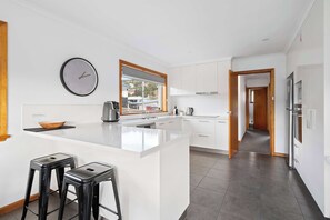 Fridge, microwave, oven, stovetop - Residential Retreat-Sleeps 15-10 min CBD/Airport (Warrane)