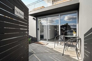 Outdoor dining - Residential Retreat-Sleeps 15-10 min CBD/Airport (Warrane)