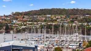 Marina - Residential Retreat-Sleeps 15-10 min CBD/Airport (Warrane)