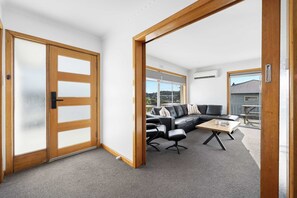 TV, video games, books - Residential Retreat-Sleeps 15-10 min CBD/Airport (Warrane)