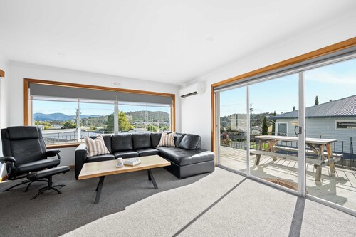 Residential Retreat-Sleeps 15-10 min CBD/Airport