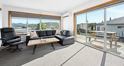 Residential Retreat-Sleeps 15-10 min CBD/Airport