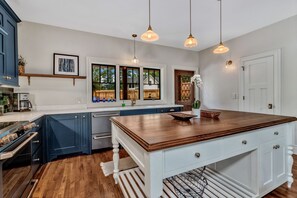 Fridge, microwave, oven, stovetop - Cozy Craftsmen with Fire Pit in Black Mtn (Black Mountain)