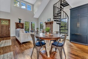 Dining - Cozy Craftsmen with Fire Pit in Black Mtn (Black Mountain)