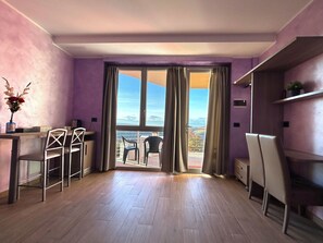 Chambre Quadruple Confort, vue colline | Coin séjour