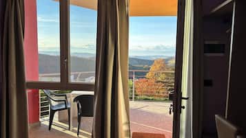 Comfort-Vierbettzimmer, Hügelblick | Wohnbereich | Fernseher