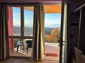 Firemannsrom – comfort, utsikt mot høyde | Oppholdsområde | TV