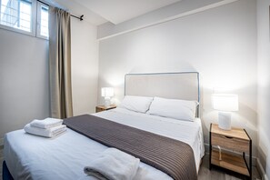 2 camere, con arredamento individuale, una scrivania, postazione laptop