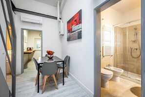 Private kitchen | Full-size fridge, microwave, oven, stovetop