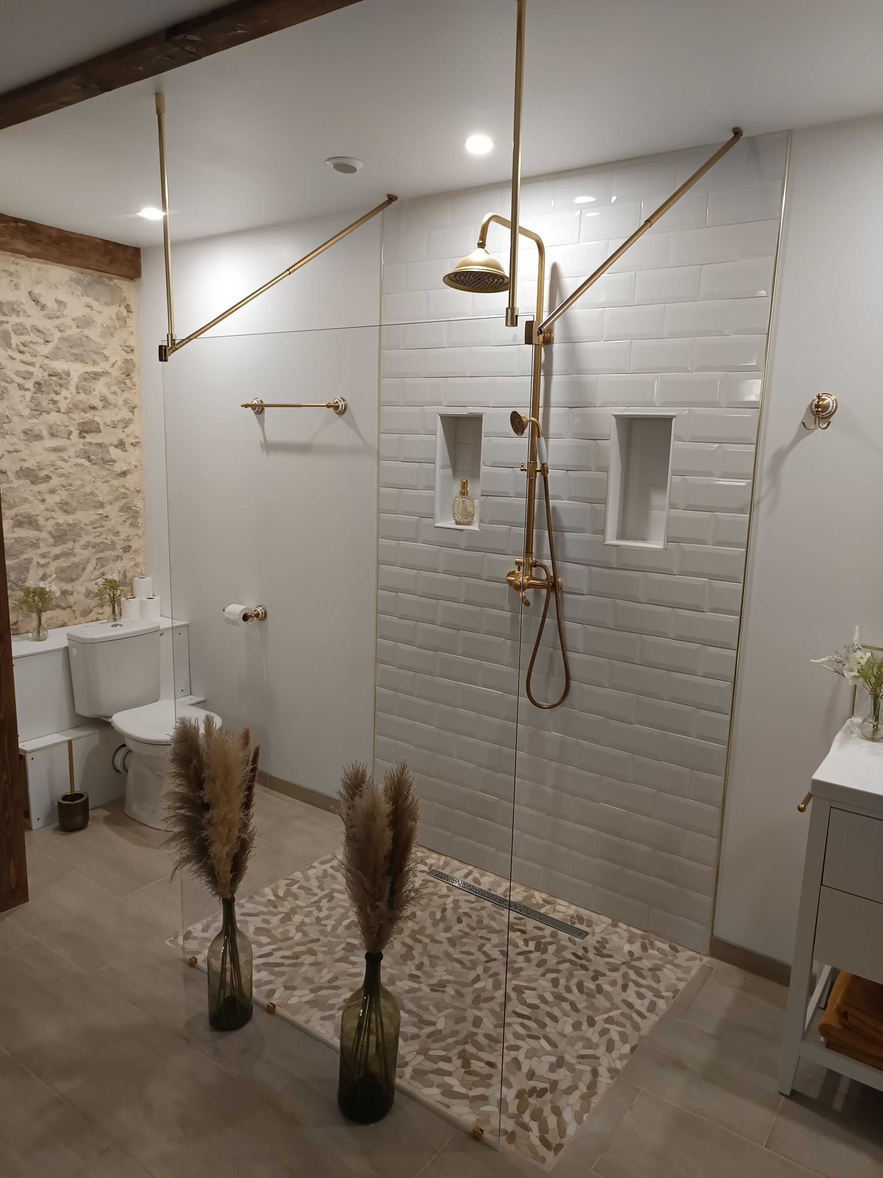 Douche, sèche-cheveux, serviettes fournies, savon