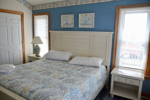 6 bedrooms, desk, WiFi, bed sheets