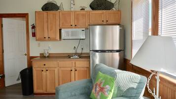 Smart-TV, DVD-Player, Tischtennisplatte, Bücher