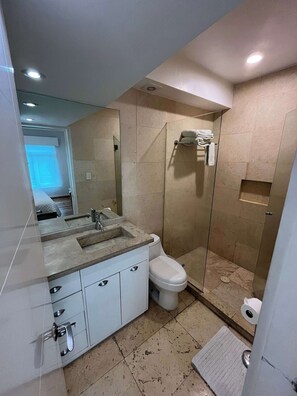 Douche, sèche-cheveux, serviettes fournies