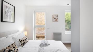 4 bedrooms, desk, iron/ironing board, travel crib