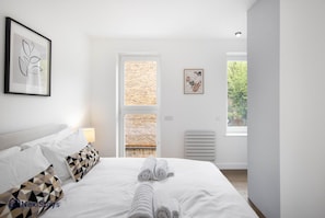 4 bedrooms, desk, iron/ironing board, travel crib