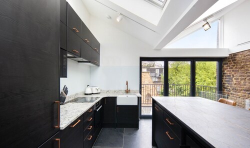 1 Min Walk to Euston Station | Modern Townhouse