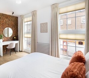 4 عدّة غرف نوم ومكتب ومكواة/لوح كي وسرير سفر