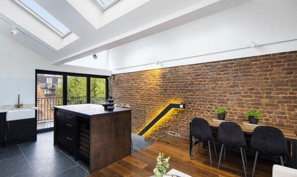 المنشأة من الداخل