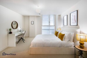 2 slaapkamers, een bureau, een strijkplank/strijkijzer, reisbedje