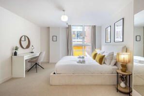 2 habitaciones, escritorio y tabla de planchar con plancha 