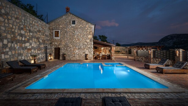 A stone building with a pool and outdoor seating. - Pool Villa Cupido in Crikvenica - Drivenik (Vinodol)