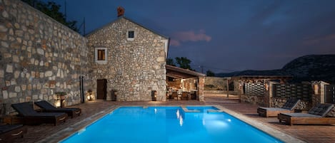 Villa | 5 bedrooms, Internet