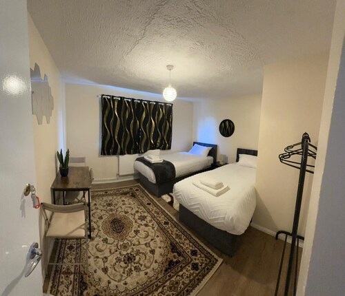 Reed Avenue Retreat - 4BR Cozy House in Canterbury