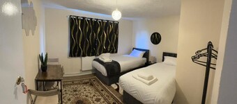 Reed Avenue Retreat - 4BR Cozy House in Canterbury